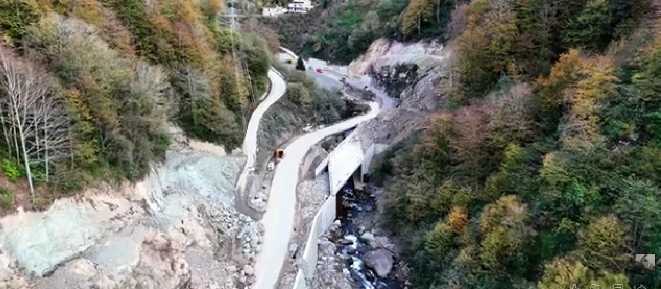  Sürmene–Köprübaşı Yolunda Yıllardır Bitmeyen Çalışma Tepki Çekiyor