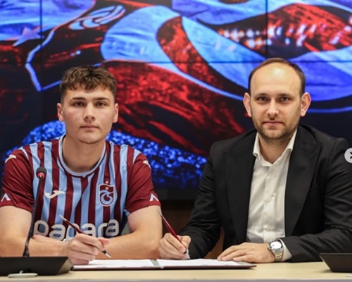 Trabzonspor U19 futbolcusu Esat Yiğit Alkurt, profesyonel sözleşme imzaladı