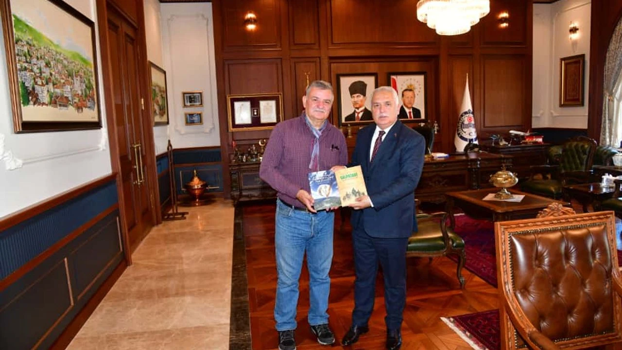 Yazar Uzun Gazi ve Şehit Torunu Trabzon Valisi Aziz Yıldırım’a İmzalı Kitaplarını Verdi