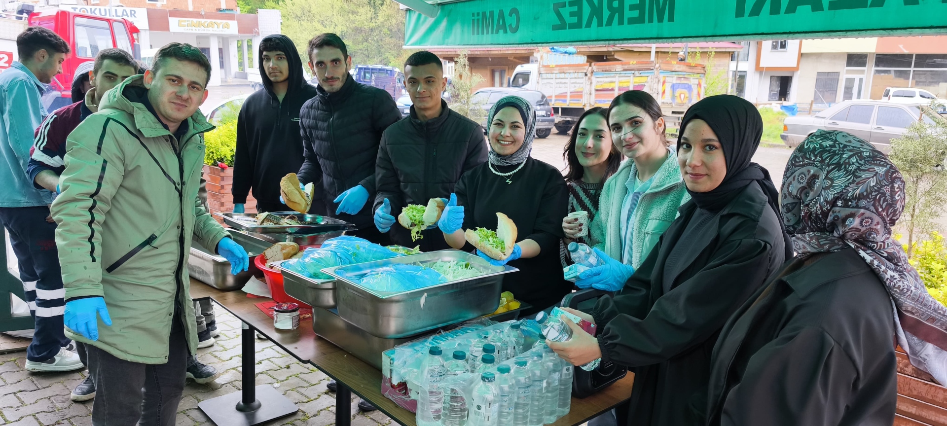 Şalpazarı MYO öğrencileri balık-ekmek şenliği düzenledi 
